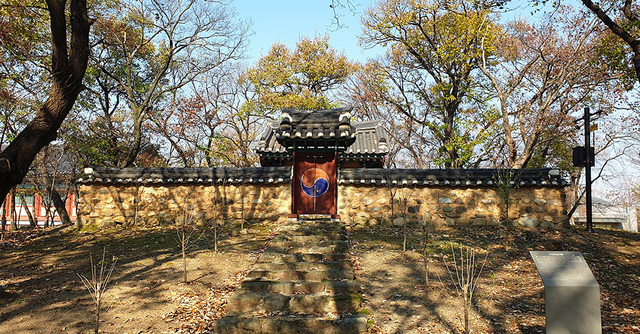 진충묘.