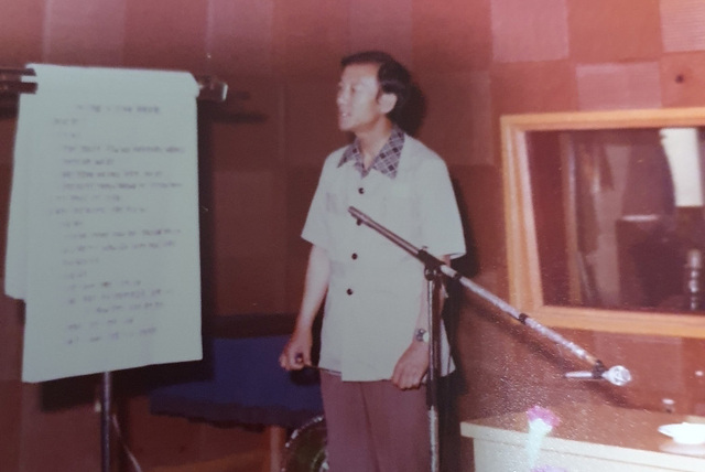 포항방송국 방송과장 시절 자문위원들에게 브리핑하는 장면(1978년 경)