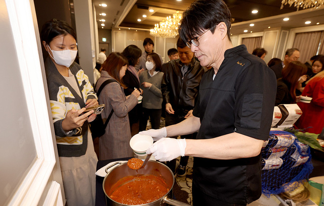 박찬일 셰프가 검은 돌장어로 만든 스튜를 직접 선보이고 있다.