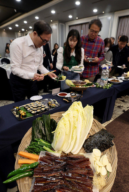 다채롭게 변신한 과메기와 돌장어요리를 맛보는 참가자들.