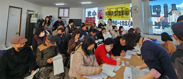 20일 포항시 육거리 포항지진범대본 사무실은 추가소송에 나선 시민들로 북새통을 이뤘다. /장은희기자