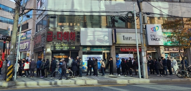 20일 오후 포항 육거리 포항지진범대위 사무실 앞에 추가 소송 접수를 위해, 긴 줄을 선 시민들/ 장은희 기자