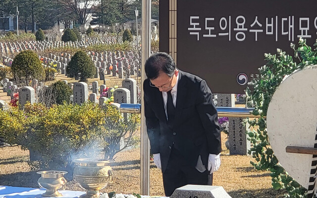 황원채 국립대전현충원장이 독도의용수비대 묘역에서 헌화 및 분향을 하고 있다,