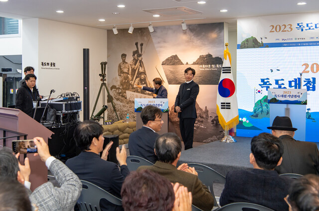 남한권 울릉군수가 독도의용수비대원들의 당시 활동상을 설명하고 있다.