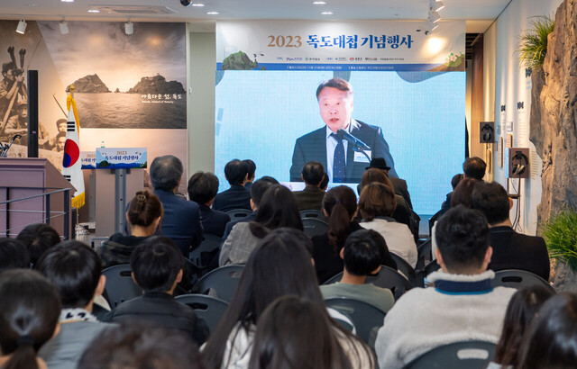 조석종 독도의용수비대 기념관장이 국립대전현충원에서 경과보고하는 모습을 유튜브를 통해 울릉군독도의용수비대기념관에서 이원 생방송으로 시청하고 있다,