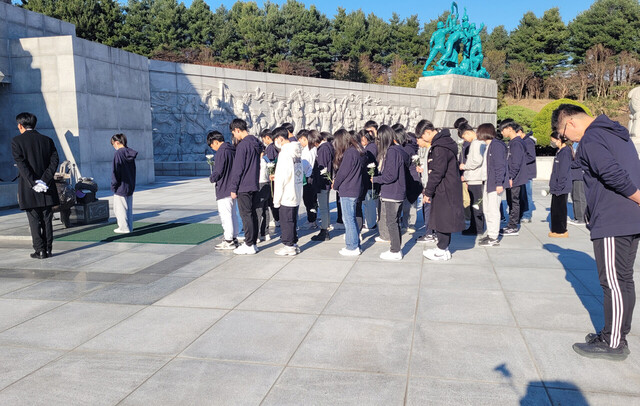 독도의용수비대 청소년 명예대원들 대전국립현충원 립대전현충원 독도의용시비대묘역을 참배하고 있다. 