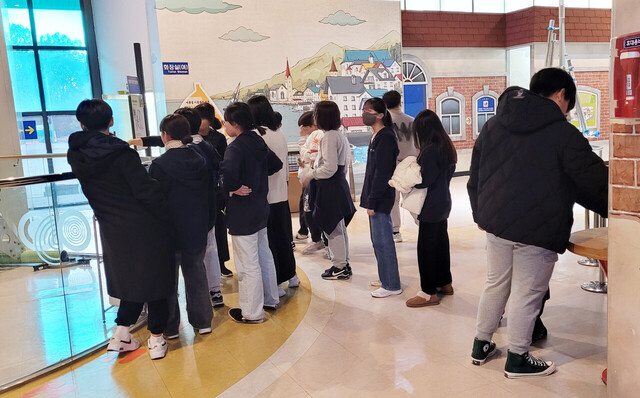 독도의용수비대 청소년 명예대원들 국립중앙과학관 체험학습을 하고 있다. 