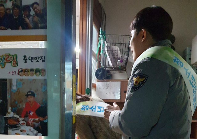 청소년유해업소단속반원이  시내 한 업소에서 지도, 점검을 하고 있다. /울릉군제공.