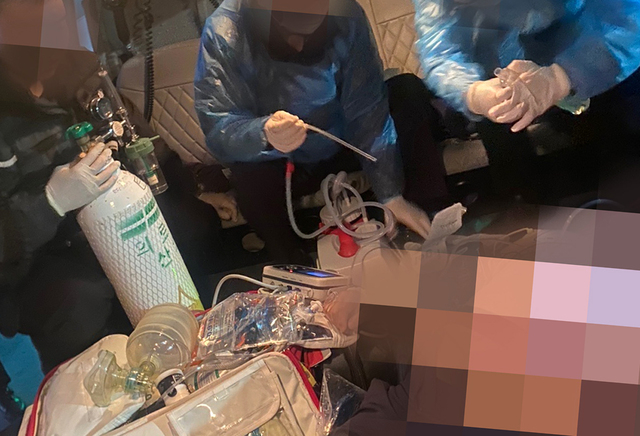 헬기 기내에서 환자를 응급처치하고 있다.  /동해해경청제공