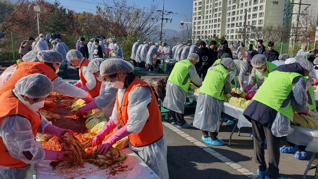 경산시장애인종합복지관 후원자와 자원봉사자들이 저소득 장애인 가정에 전달할 김장을 담그고 있다. /경산시자애인종합복지관제공.