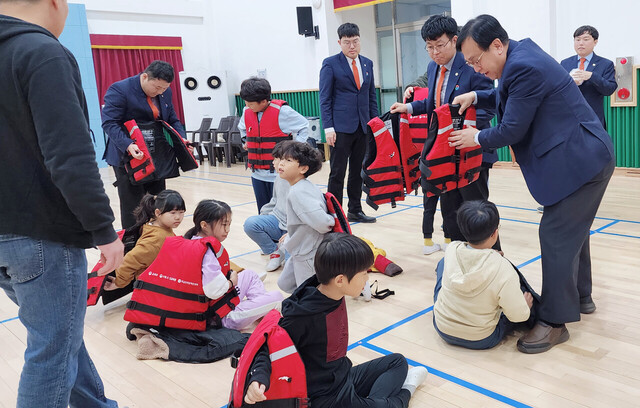 정 훈 이사장이 학생들에게 구명조끼 착용방법을 설명하고 있다. /공제중앙회 제공.
