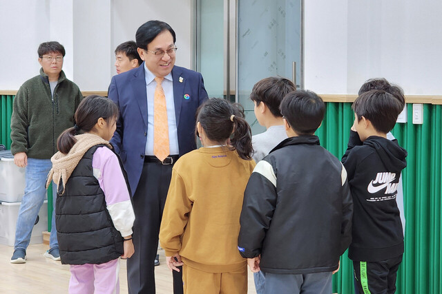 정훈 이사장이 학생들에게 안전에 대해 설명하고 있다. /공제중앙회제공.