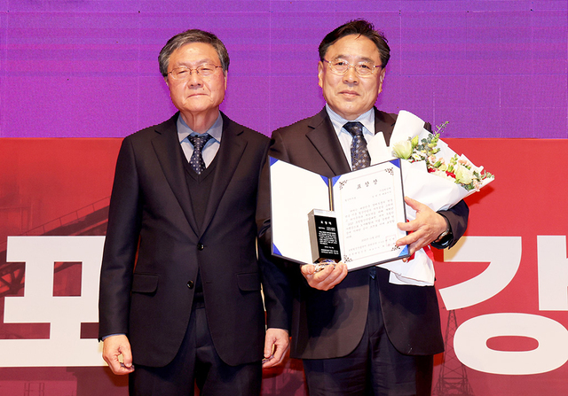 철강히어로 삼원강재 장범석 대표이사, 전익현 포항철강산업단지 관리공단 이사장(왼쪽).