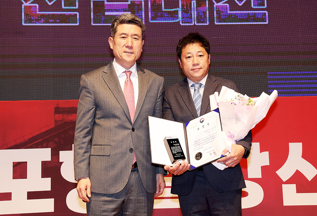 산업통상자원부장관상 제철세라믹 박영수 공장장, ​이강덕포항시장(왼쪽).