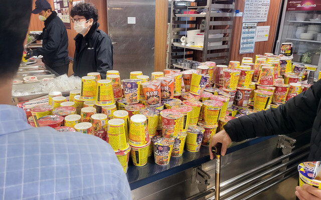 아침식사로 제공된 컵라면
