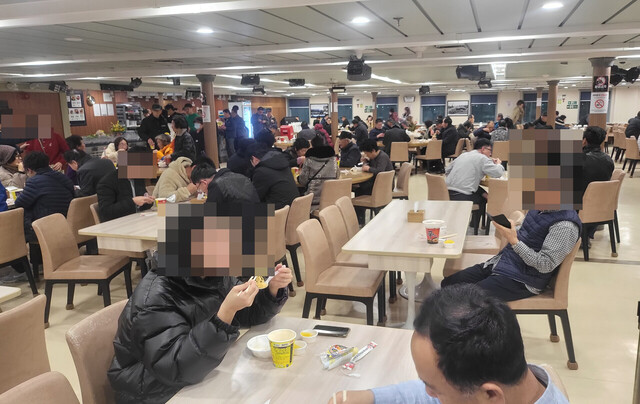 컵라면과 햇반으로 아침식사하고 있는 울릉주민 및 관광객