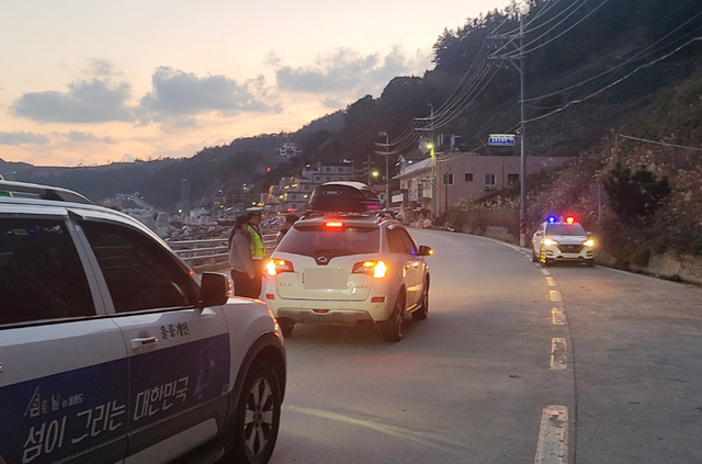 울릉읍 사동리에서 교통단속 중인 경찰