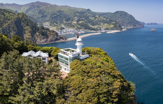 울릉도 도동 등대와 아름다운 저동항 전경