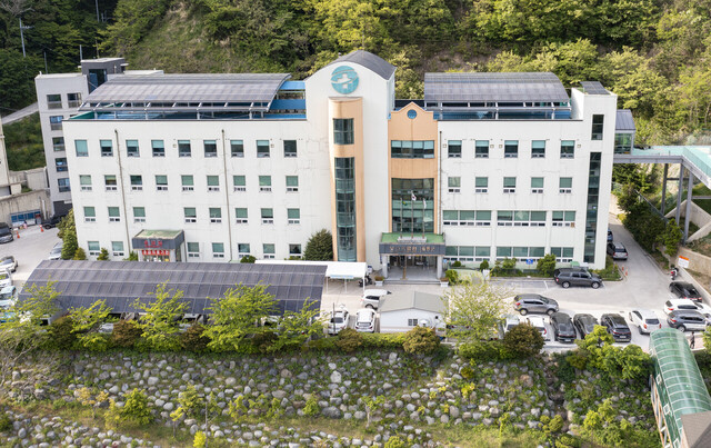 울릉군보건의료원 주차장면이 적어 환자와 보호자들이 주차를 하지못해 애를 먹고 있다.