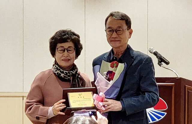 김숙희 울릉군자원봉사센터장이 이창관 수리수리마수리 봉사단장에게 시상 후 기년촬영