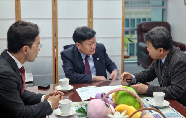 국회법사위원회 제2소위원장인 정점식의원을 만나고 있다.