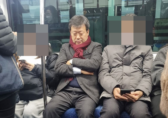 지하철에서 잠깐 눈을 붙이고 있다. 18일 화물선을 타고 입도하는 등 울릉도지원특별법에 사활을 걸었다,