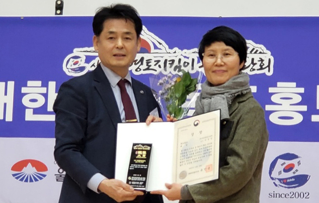 홍보대상 문화체육관광부장관상을 수상한 지경진 (주)씨엔엘에프앤씨 감사(오른쪽)와 길종성회장/독도사랑회