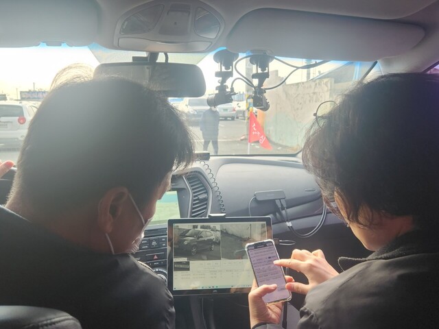 체납차량 단속팀이 휴대전화 프로그램에 차량 번호를 입력해 체납 여부를 조회하고 있다. /장은희기자
