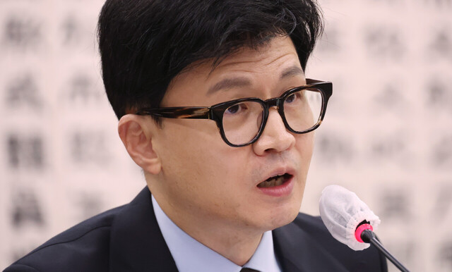 지난 19일 국회에서 열린 법제사법위원회 전체회의에 출석한 한동훈 법무장관이 의원 질의에 답하고 있다. /연합뉴스