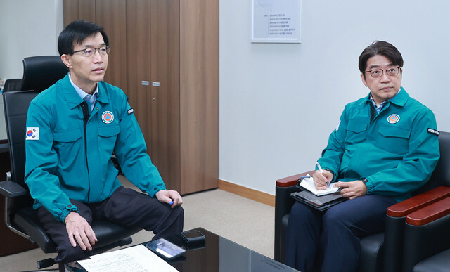 방문규 산업통상자원부 장관이 23일 서울 종로구 정부서울청사에서 포항제철소 관계자와 화상회의를 갖고, 금일 오전 발생한 포항제철소 화재 관련 긴급 화상회의를 하고 있다. /산업통상자원부 제공
