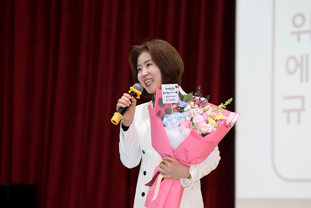 1985년 포항여고에 입학 후 가정형편이 어려워 학교를 자퇴하고 취업전선에 뛰어들었던 국민의 힘 김미애 의원(부산 해운대 을)이 26일 열린 제82회 포항여고 졸업식에서 명예졸업장을 받았다. 졸업장을 받은 김 의원이 소회를 밝히고 있다. /이용선기자 photokid@kbmaeil.com