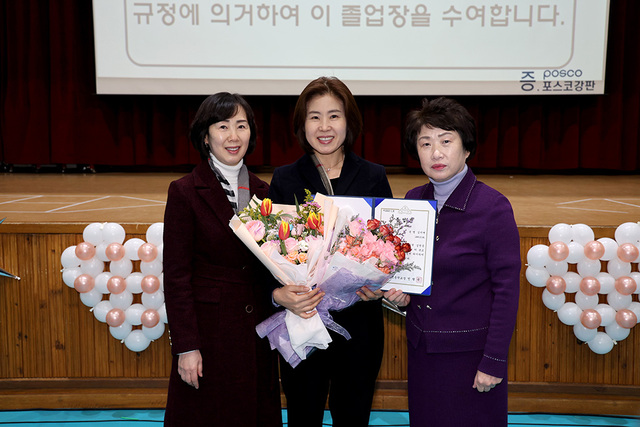 졸업식 후 박해자 동창회장과 김경민 동기의 축하를 받고 있다. /이용선기자 photokid@kbmaeil.com