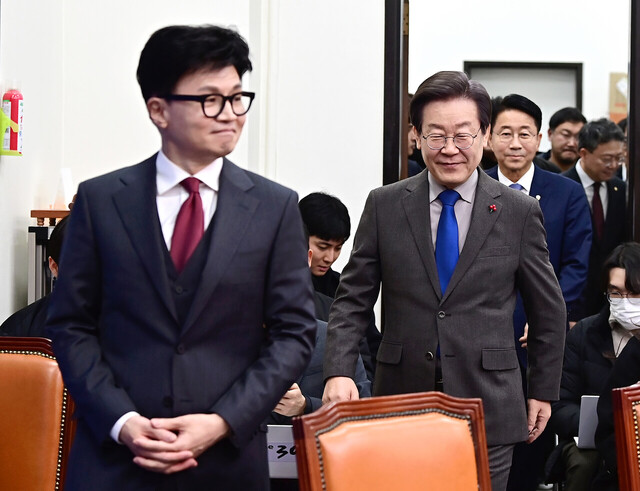 더불어민주당 이재명 대표와 국민의힘 한동훈 비상대책위원장이 29일 국회 민주당 대표실에 입장하고 있다. 한 비대위원장이 이 대표실을 인사차 방문했다. /연합뉴스