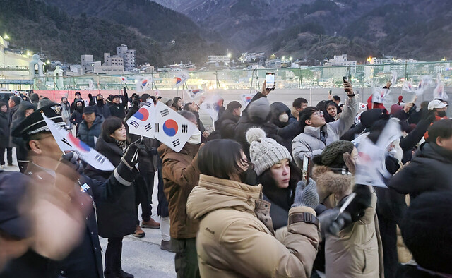 울릉도 저동암 촛대암 광장에 모인 해맞이객들이 일출 전경을 촬영하고 있다. 