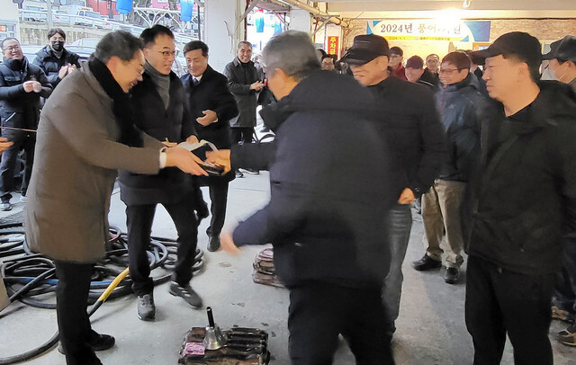 김정진 울릉경찰서장이 경매사로 나서 중매인들로 부터 금액을 확인하고 있다.