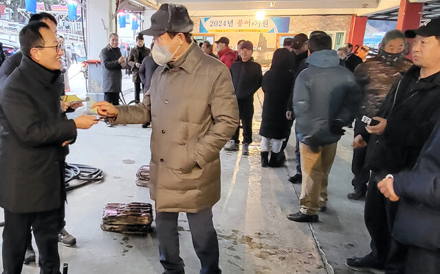 김진규 교육장이 경매 낙찰 중매인을 확인하고 있다.