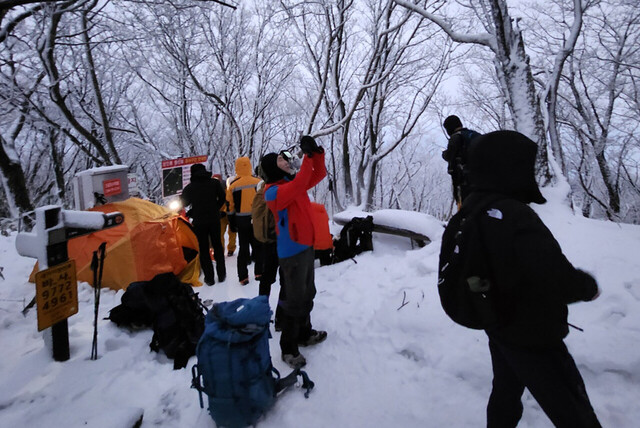 시산제 선발대가 텐트속에서 비박한 모습.