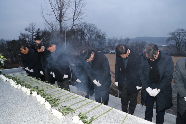 권기창 안동시장을 비롯한 기관장들이 2일 충혼탑을 찾아 순국선열과 호국영령에 참배하며 안동시민의 안녕을 기원하고 있다. /안동시 제공.