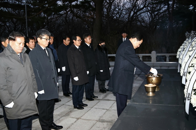 주낙영 경주시장이 충혼탑에서 분향을 하고 있다.  /경주시제공.