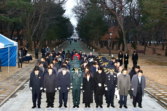 주낙영 경주시장을 비롯한 지역기관장들이 충혼탑에서 묵념을 하고 있다. /경주시제공.