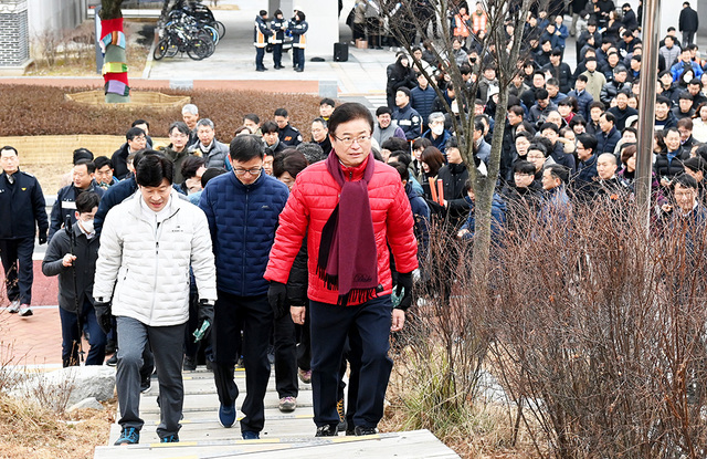 이철우 경북도지사는 2일 아침 경북도 순직공무원 추모비 참배후 직원 등과 함께 검무산 정상에 올라 경북의 힘찬 비상을 다짐했다. /경북도 제공