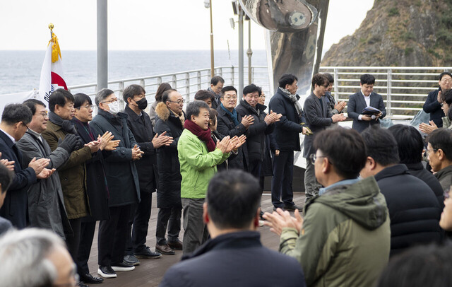 울릉군 시무식에서 남한권 군수와 직원들이 새해 힘찬 출발을 다짐하며 박수를 치고 있다. 
