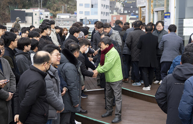 남한권 울릉군수가 직원들과 신년 인사를 하고 있다. 