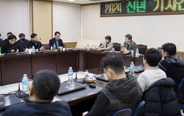 남한권 군수와 기자들이 신년 간담회를 갖고 있다. 