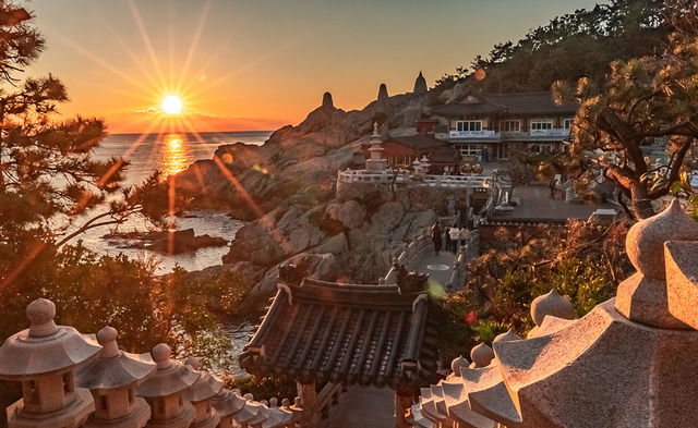 부산 기장 바다와 사찰을 배경으로 펼쳐지는 해돋이는 그야말로 장관이다.