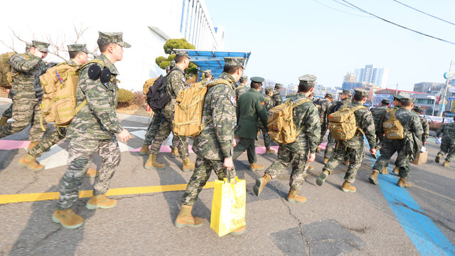 북한의 해안포 사격으로 서해 최북단 백령도와 연평도에 주민 대피령이 내려진 5일 오후 인천에서 백령도로 향하다 회항한 여객선 코리아프린스호에서 하선한 백령도 해병대 병사들이 인천연안여객터미널을 빠져나오고 있다. /연합뉴스