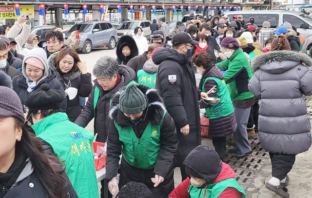 새해 1월 1일 떡국 봉사에 나선 울릉군새마을회 