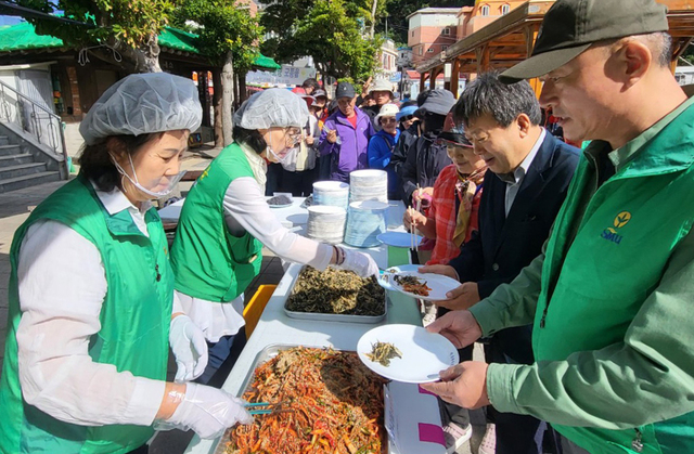 관광객 및 주민들에게 울릉도 산나물 무료시식회를 개최한 울릉군새마을회