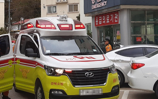 119구급차가 심정지 상태로 발견돼 울릉군 환경미화원을 이송하고 있다. 