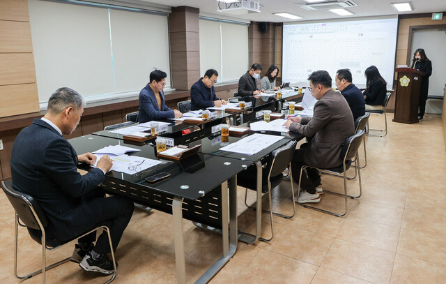 울릉군의회 의원들이 울릉군 업무담당자로부터 지역 현안 보고를 받고 있다. 